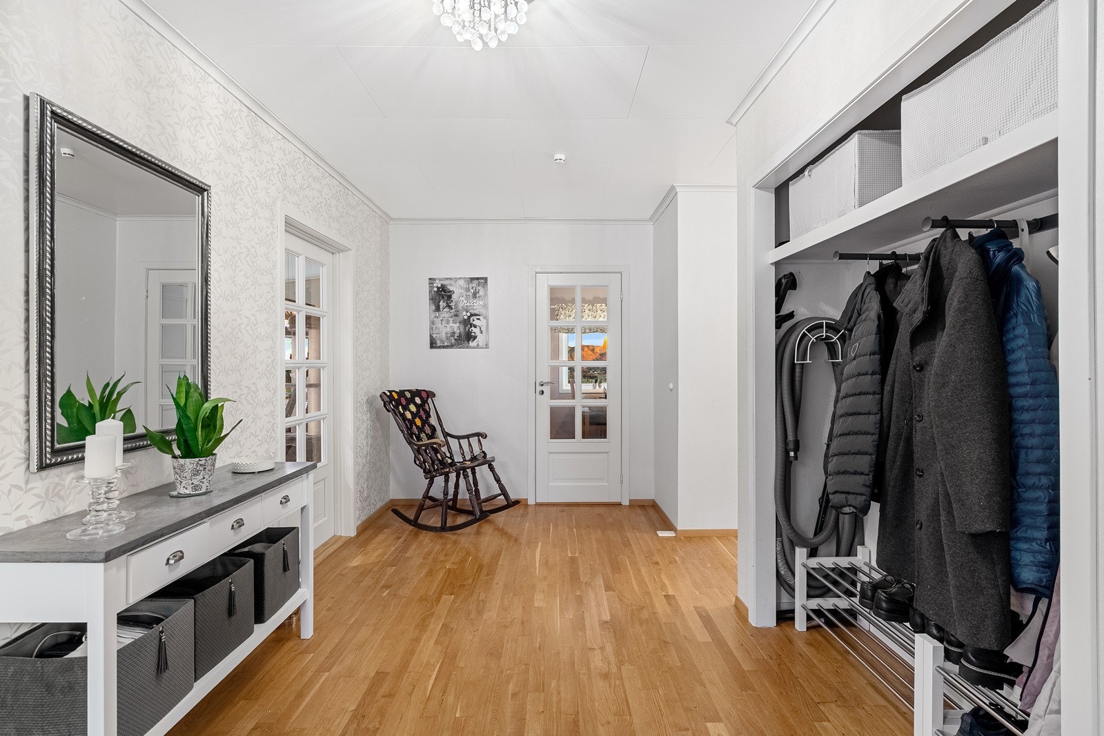 Velkommen inn. Romslig entre med garderobeplass. Galleribilde