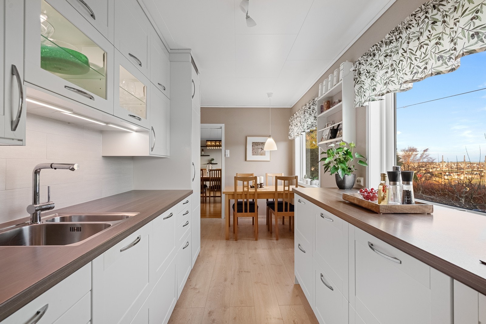 Kjøkken har integrerte hvitevarer Galleribilde