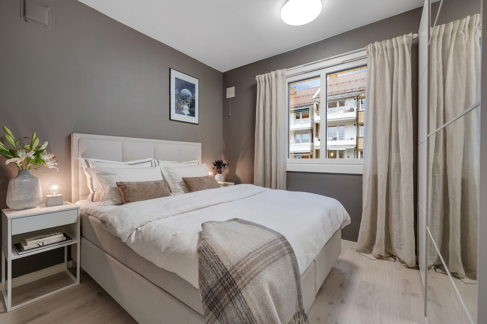 Soverom I er av god størrelse med plass til dobbeltseng Galleribilde