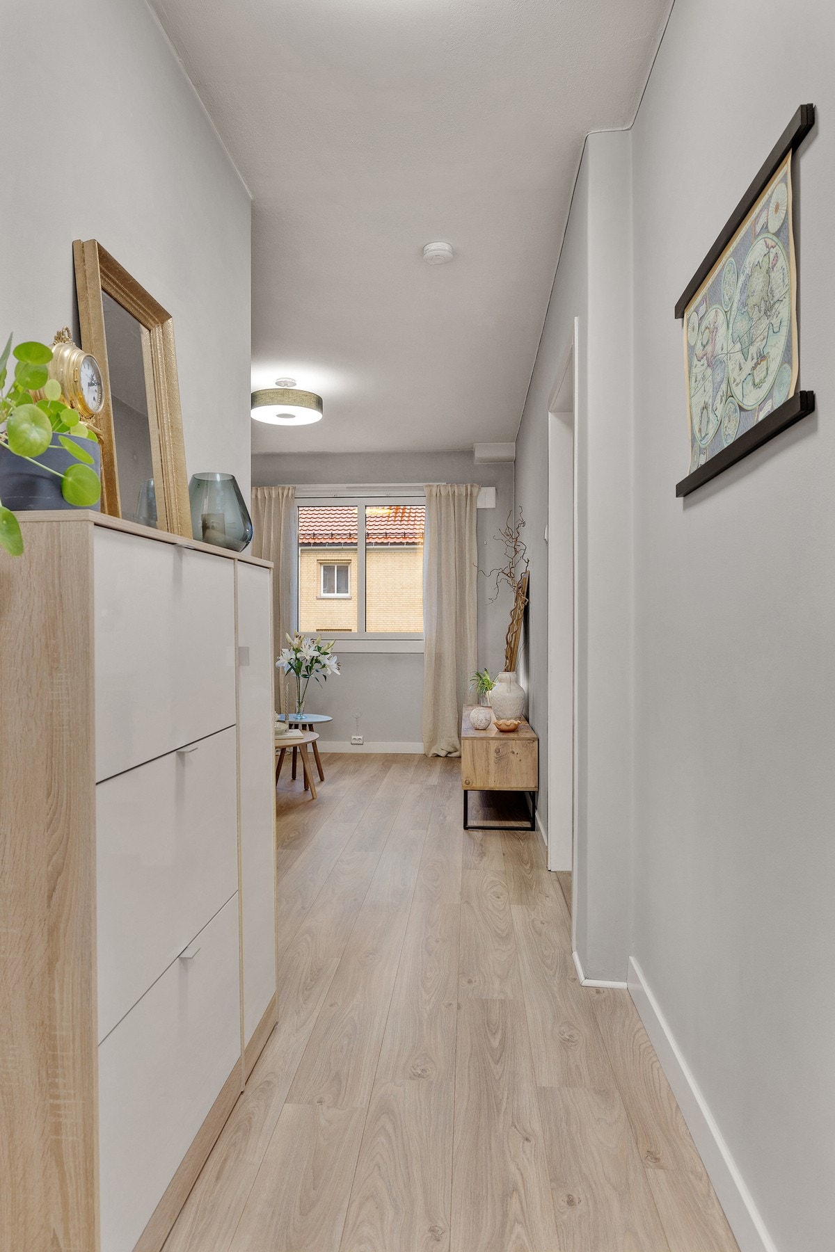 Gang med plass til ytterligere oppbevaring Galleribilde