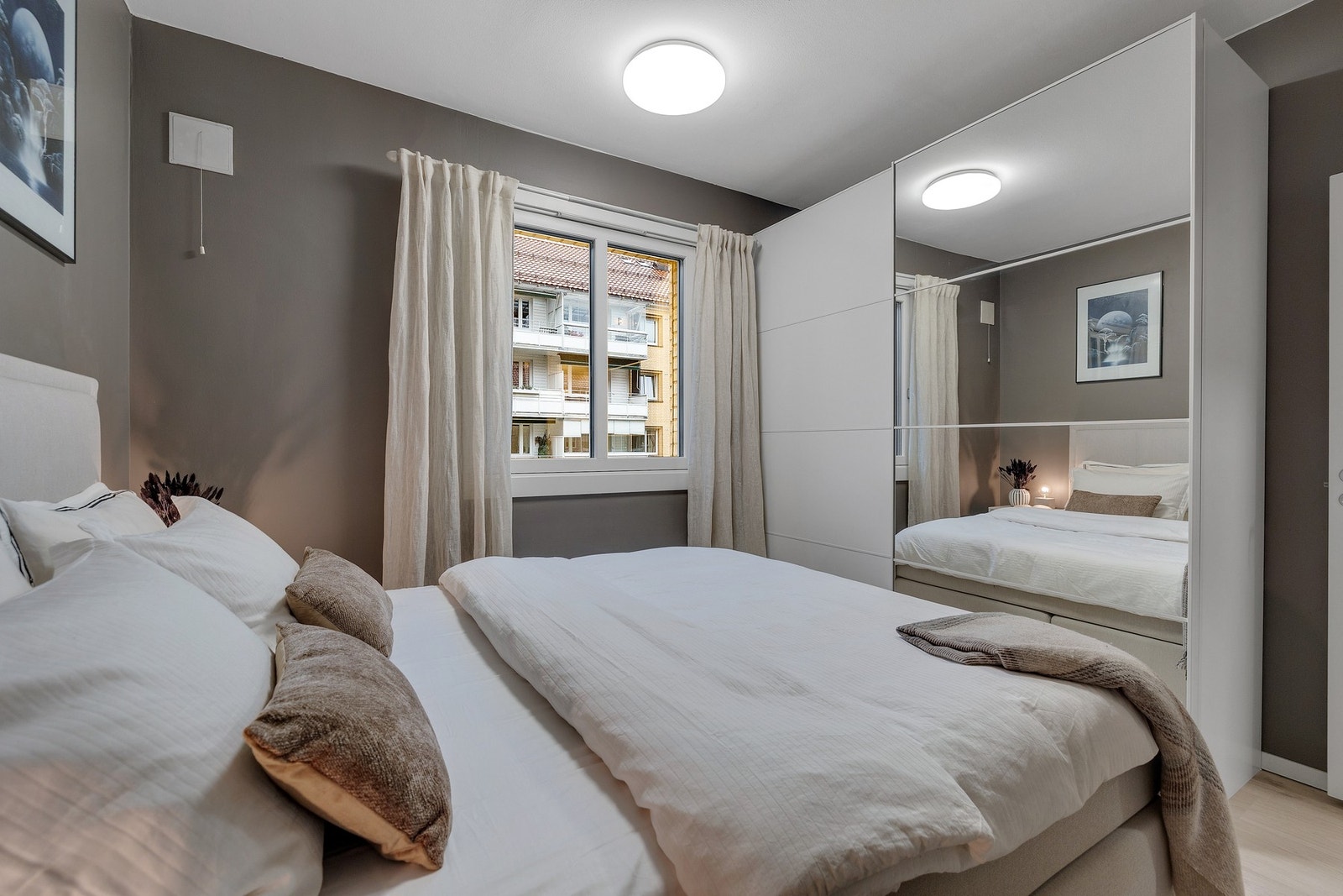 Det er plass til stort garderobeskap Galleribilde