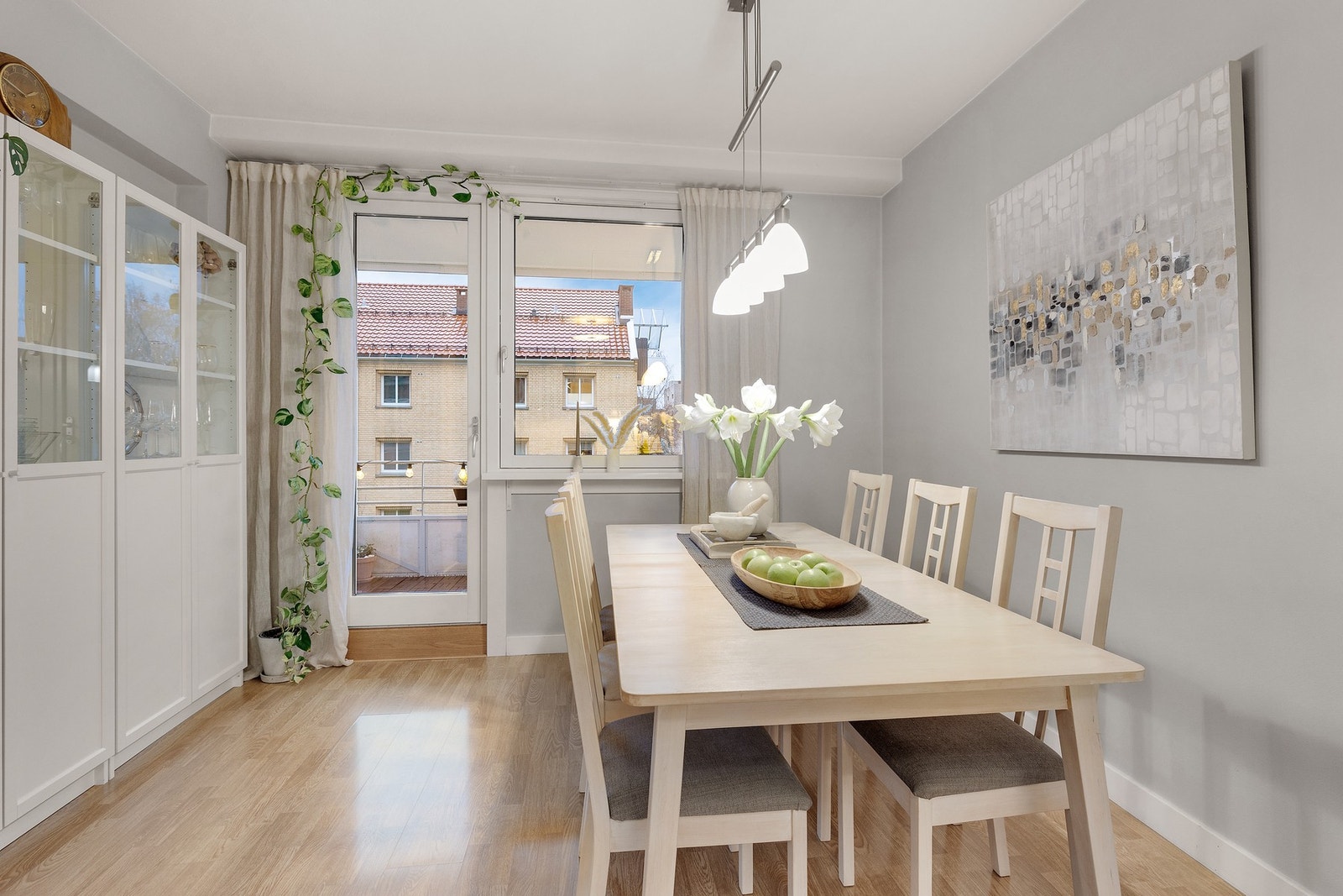 Her er det god plass til stort spisbord med tilhørende møblement Galleribilde