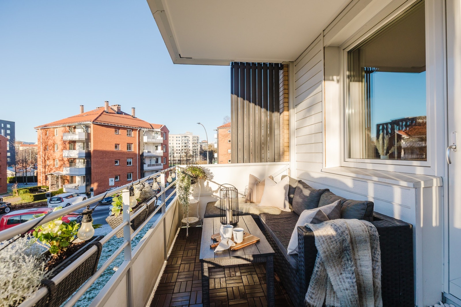 Balkongen er vestvendt og byr på gode solforhold Galleribilde