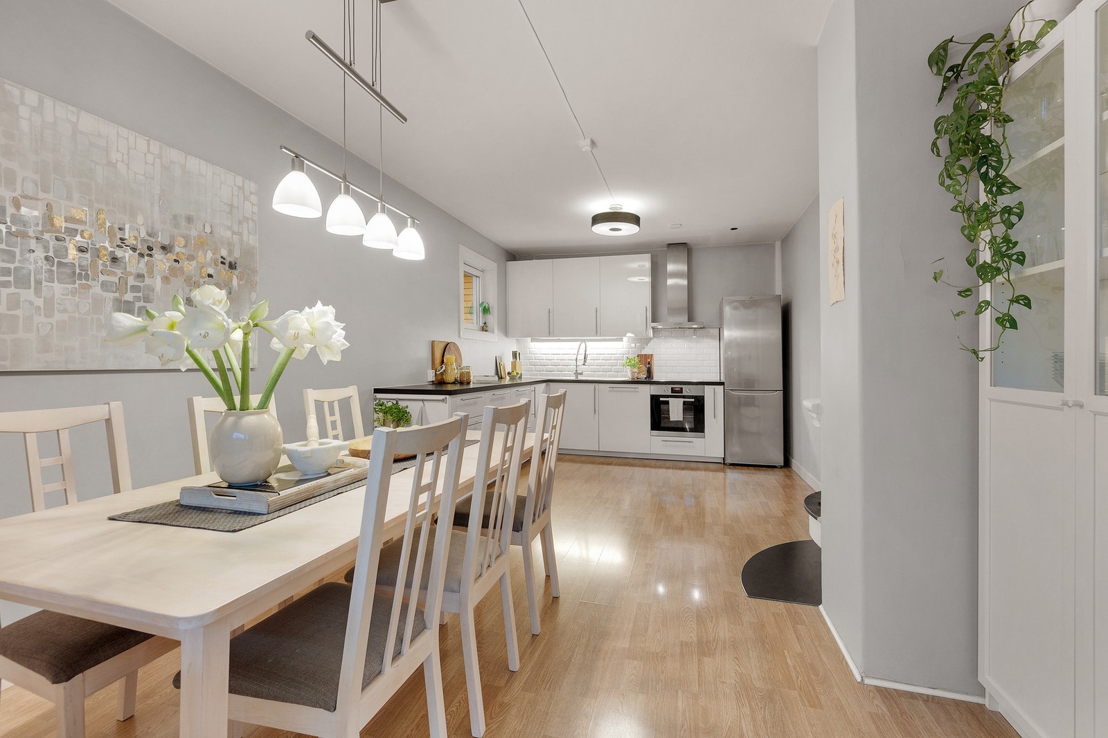 Rommet er malt i lyse farger som gir en god atmosfære Galleribilde