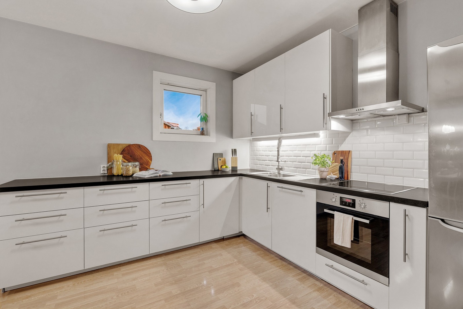 Her er det rikelig med skap- og benkeplass Galleribilde