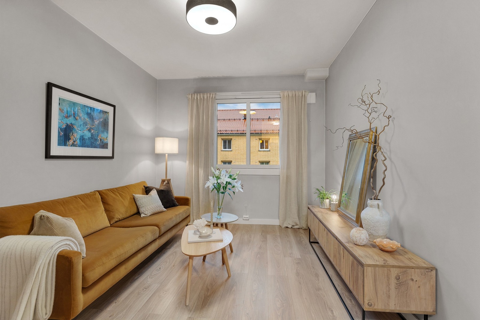 Flott stue med god plass til å møblere etter ønske og behov Galleribilde