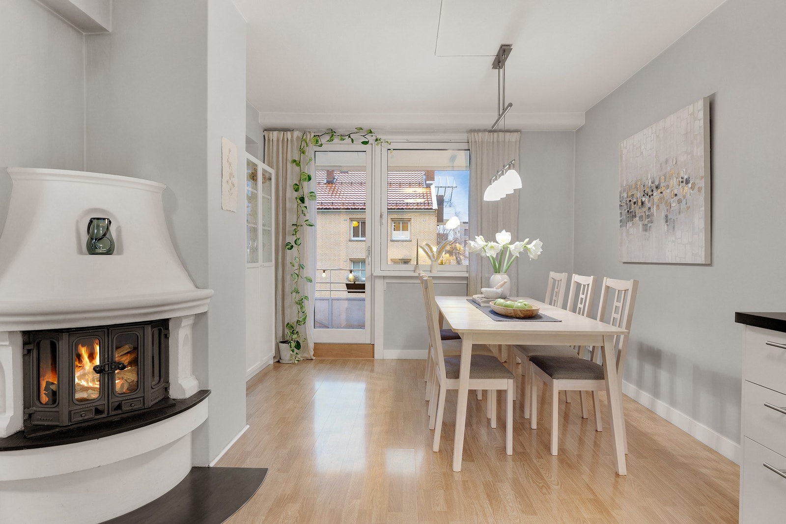 Spisestue i tilknytning til kjøkken med koselig peis Galleribilde