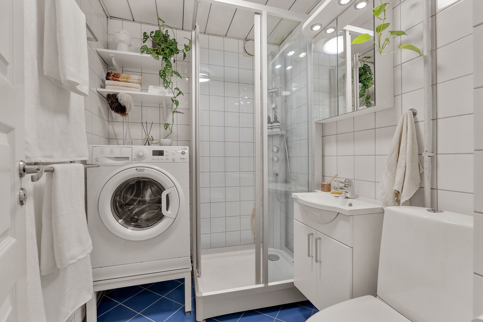 Pent baderom med opplegg for vaskemaskin Galleribilde