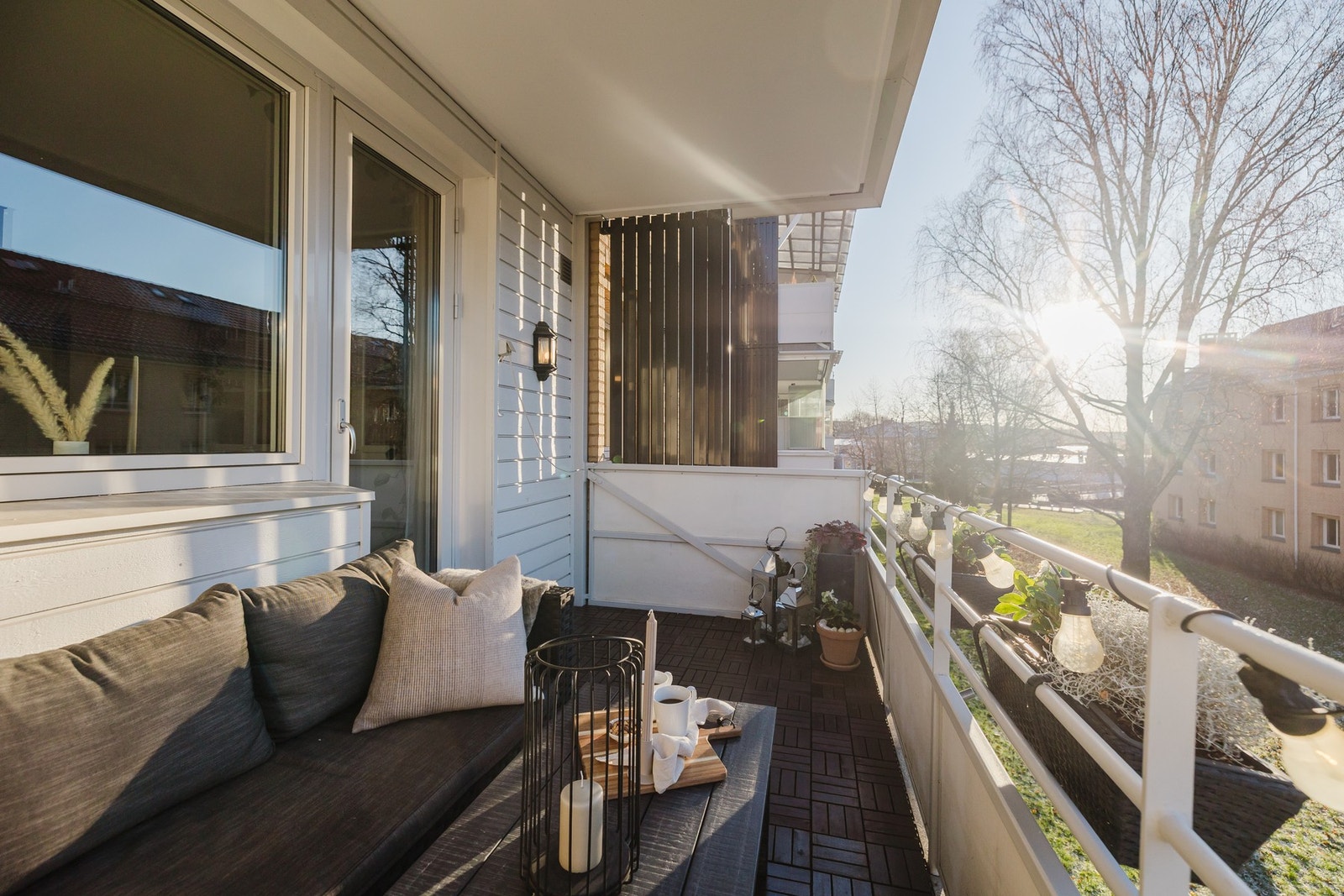 God plass til utemøblement, beplanting og grill Galleribilde