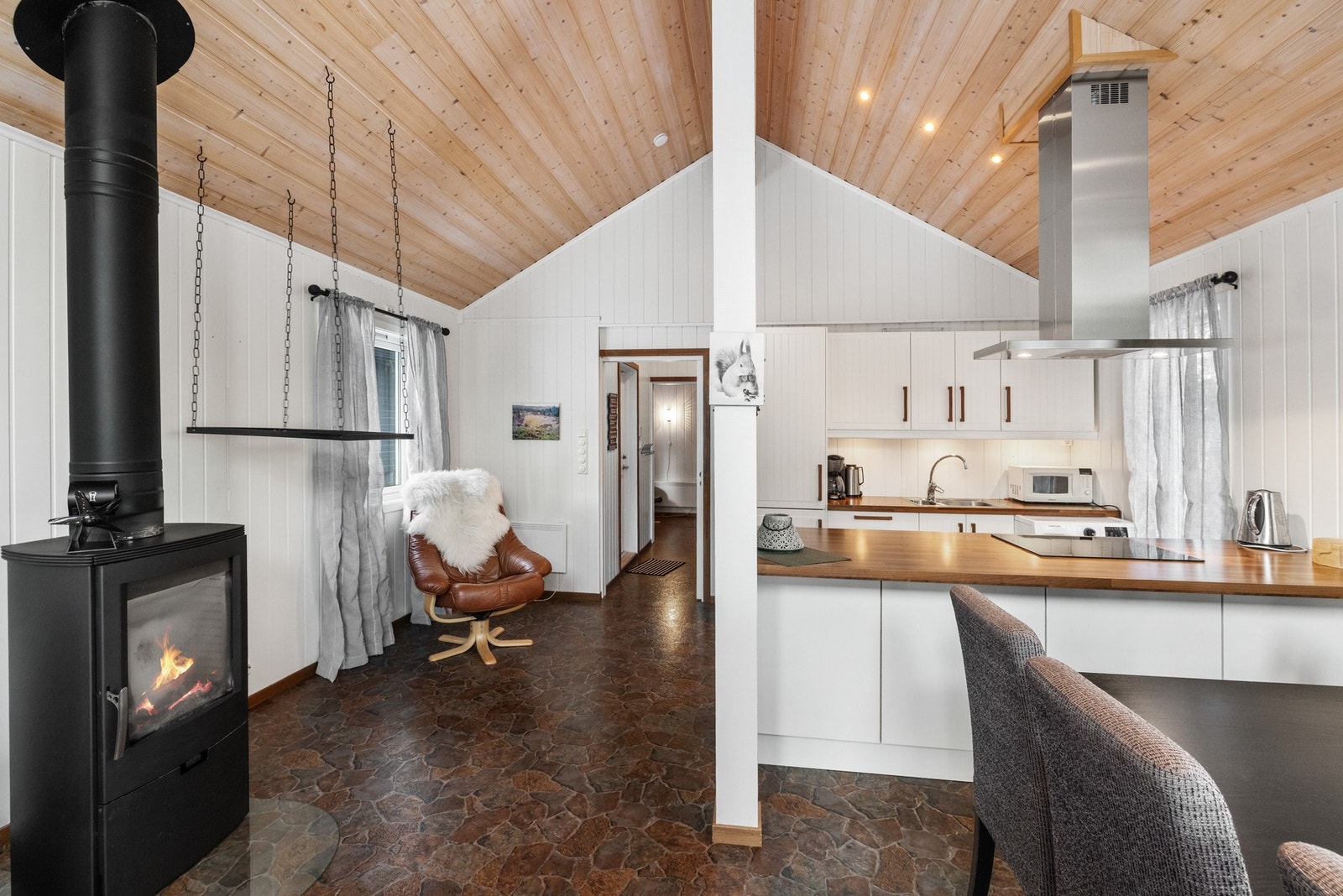 Kjøkkenøyen skaper en naturlig overgang mellom stue og kjøkken Galleribilde