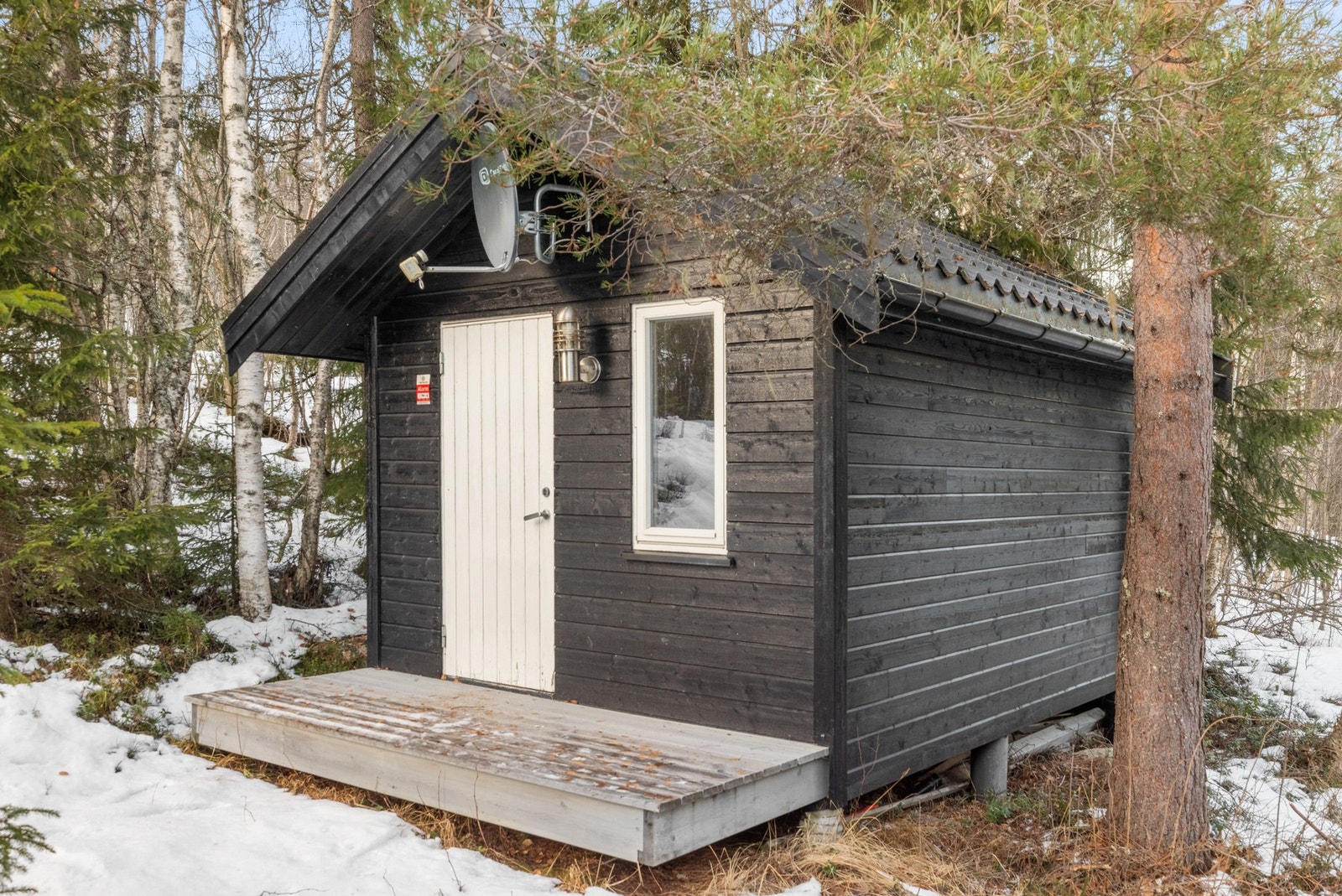 Praktisk uthus som gjør oppbevaring og hyttelivet enklere Galleribilde