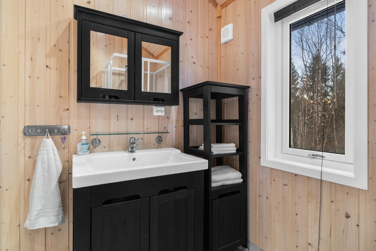 Bad med moderne kontrast mellom lyse paneler og mørk innredning Galleribilde