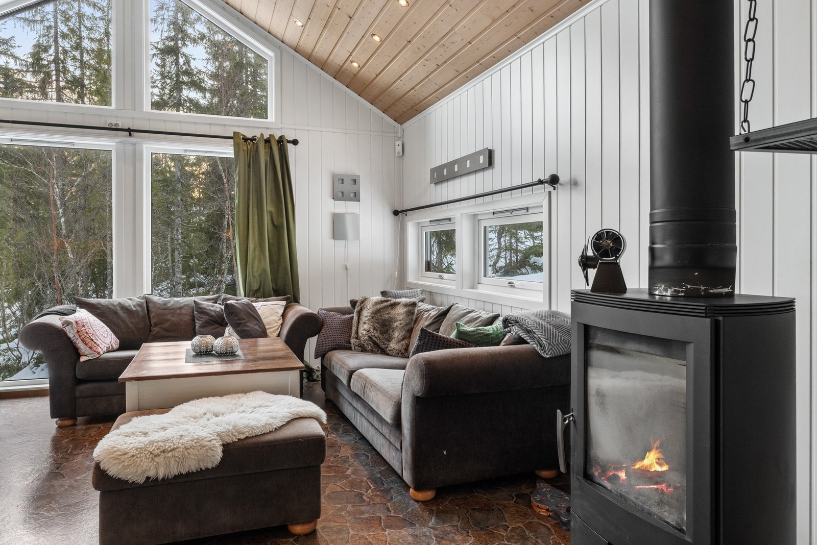 Med store vindusflater oppleves naturen som en naturlig del av innemiljøet Galleribilde