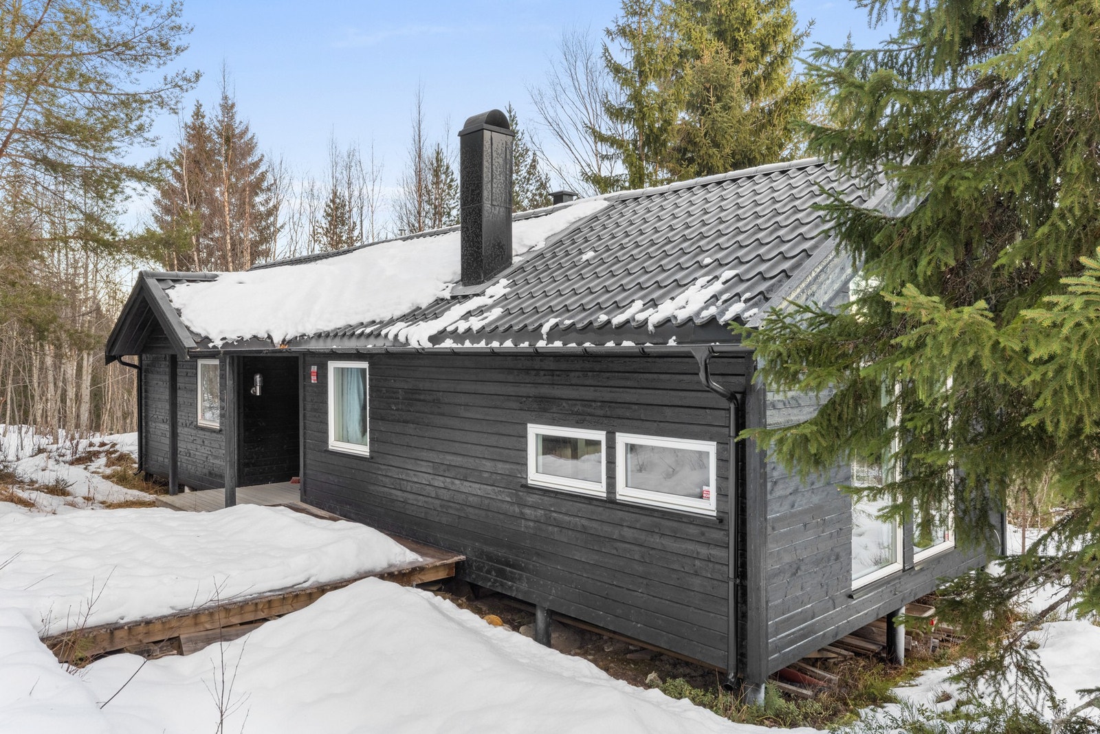 Velholdt hytte oppført i 2009 Galleribilde