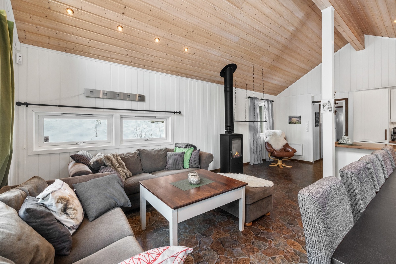 Vedovnen gir både varme og et hyggelig møbelpreg i hytta Galleribilde