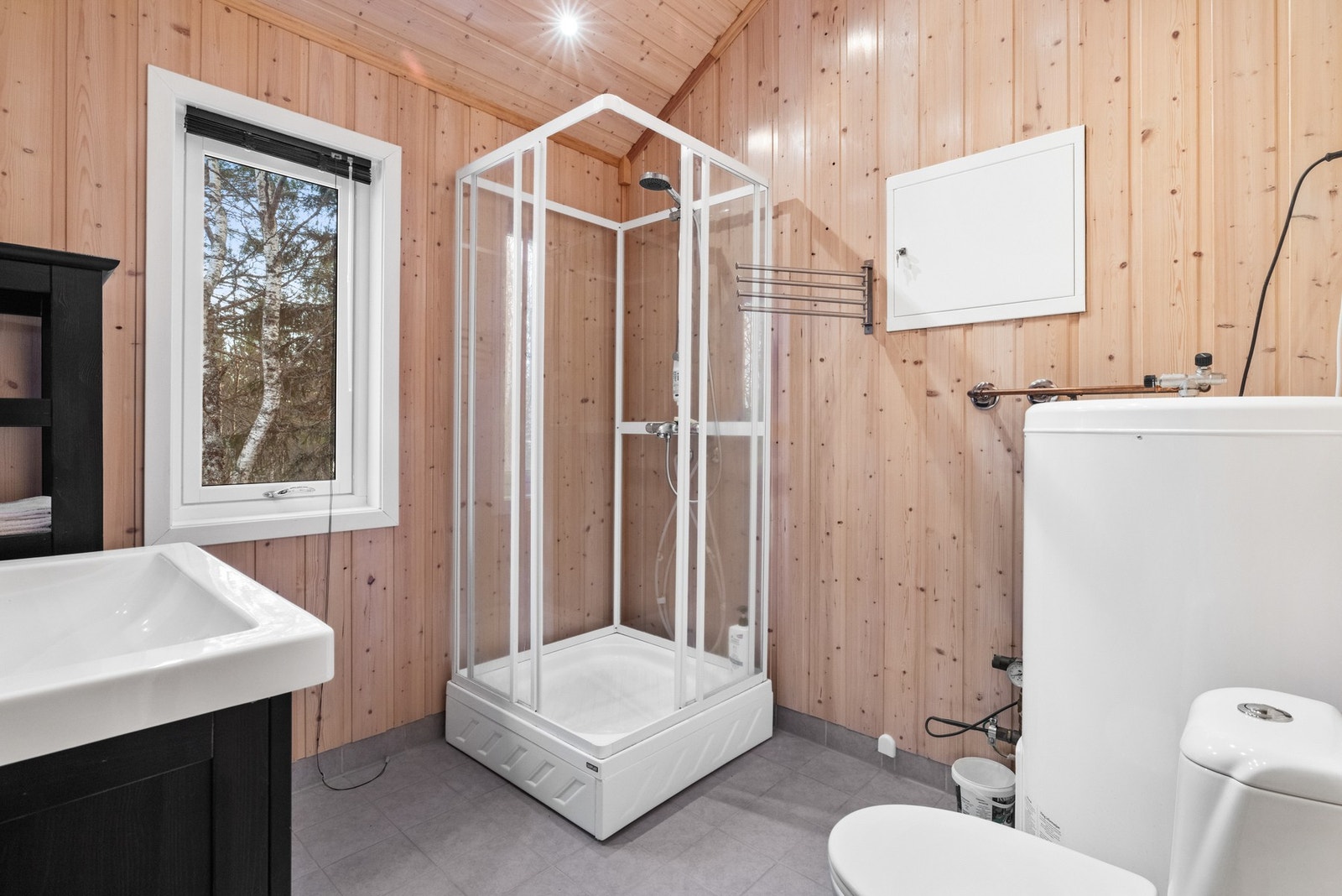 Overflater med flislagt gulv, lakkerte trepaneler på vegger og i himling Galleribilde