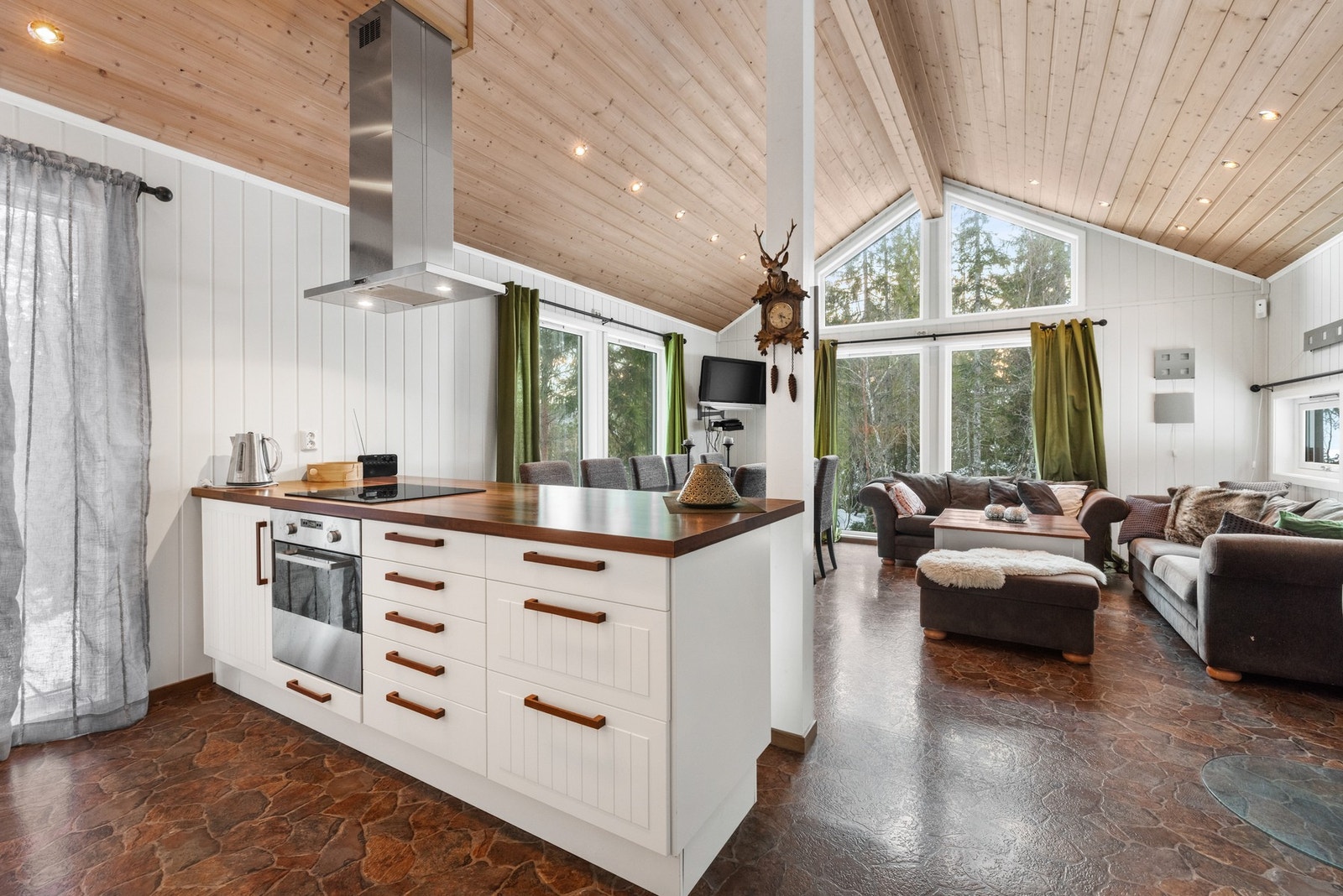 Innfelte spotter i himlingen gir en lun og hyggelig hyttestemning Galleribilde