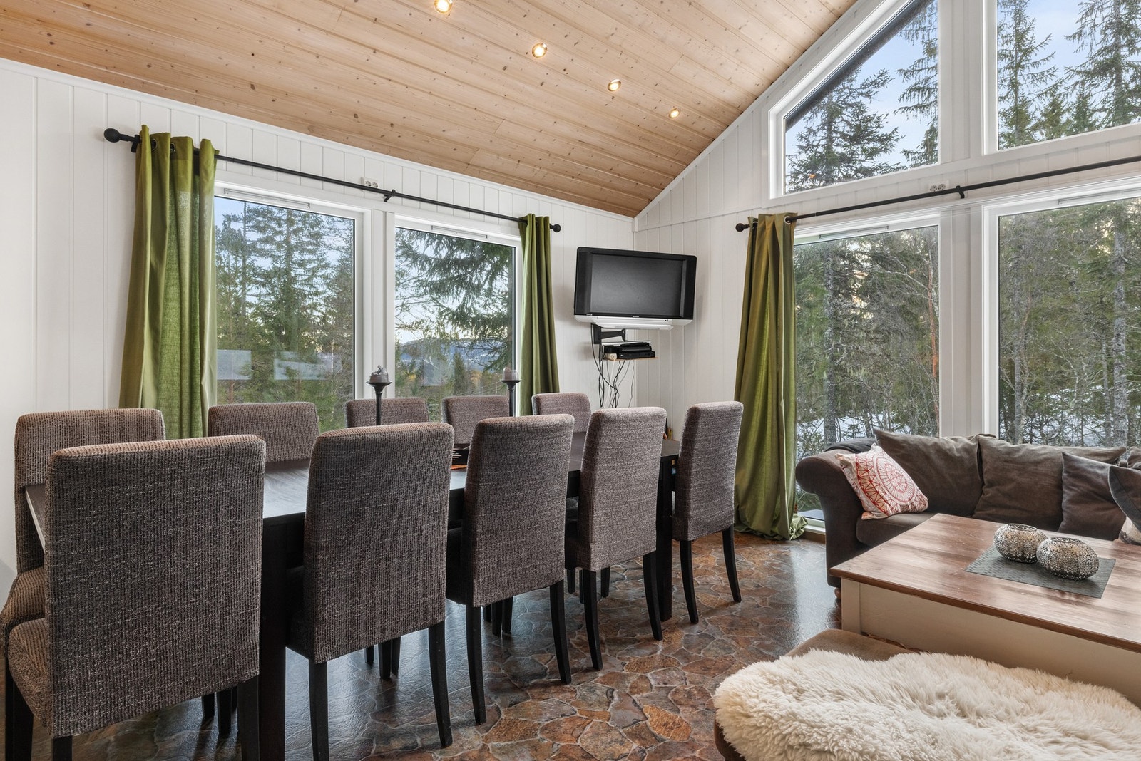 Velegnet spisesone med god plass til familie og venner Galleribilde