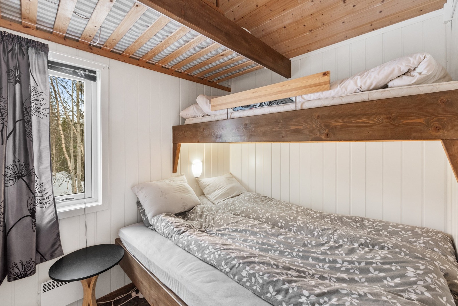 Det er to soverom i hytta Galleribilde
