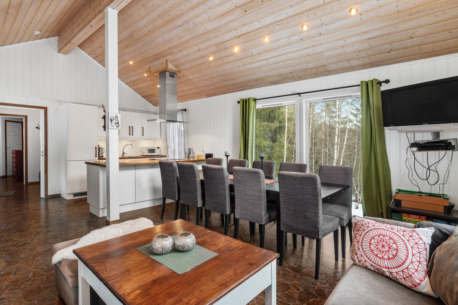 Åpen stue- og kjøkkenløsning med høy himling som skaper en lys og luftig romfølelse Galleribilde