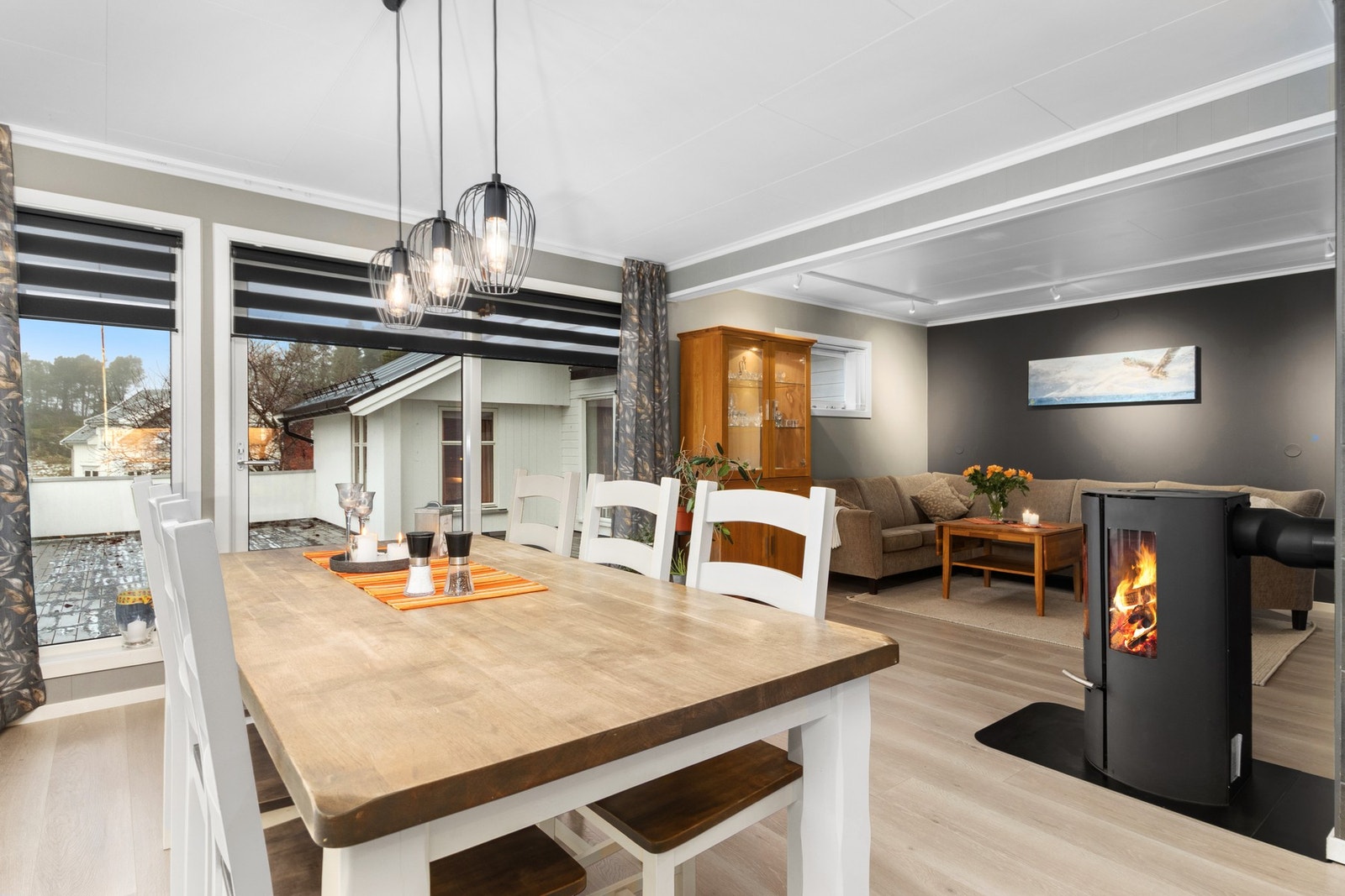 Her han man også store vindusflater og direkte utgang til veranda. Galleribilde