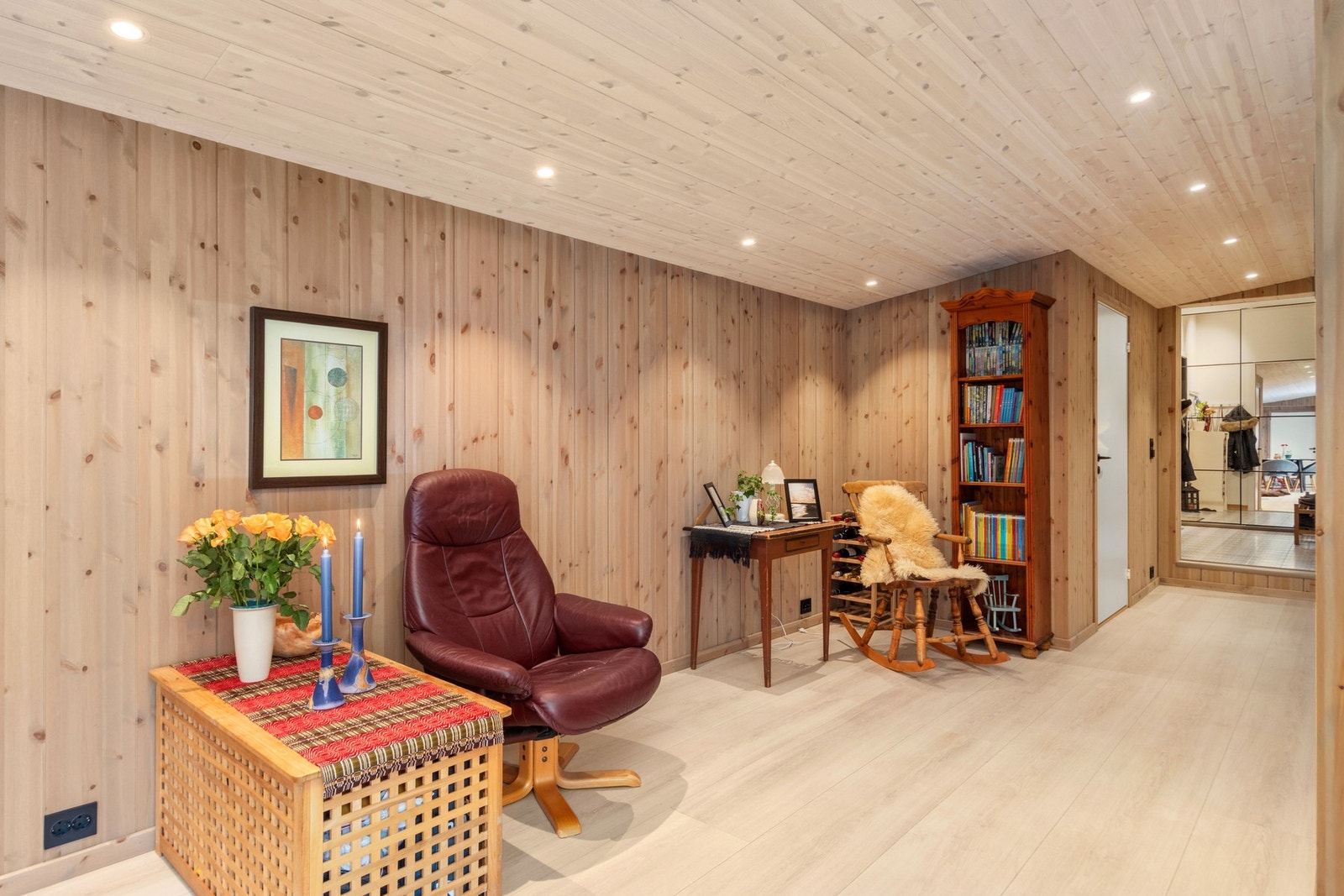 Stue sett inn mot gang. Galleribilde