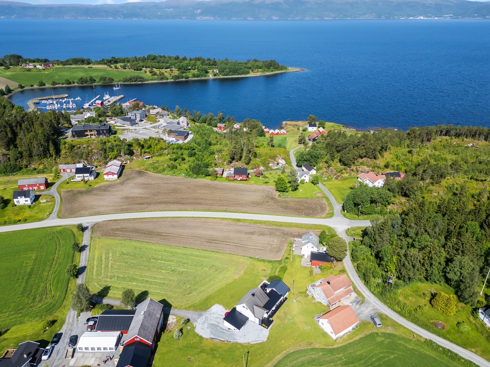 Oversiktsbildet - ligger fint til med kort veg til sjøen og nærbutikken. Galleribilde