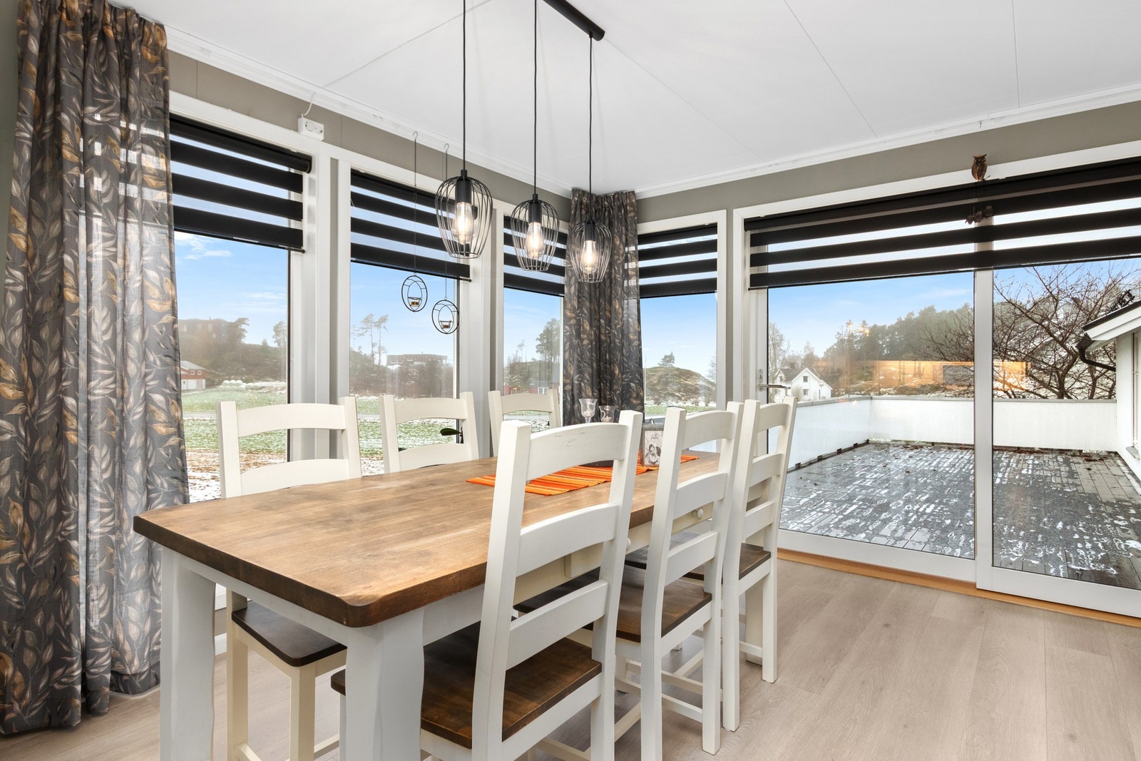 God plass til spisegruppe mellom stue og kjøkken. Galleribilde