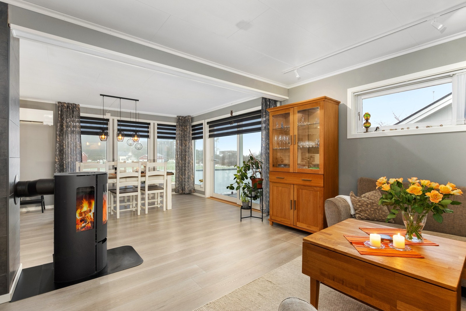 Romslig stue. Galleribilde