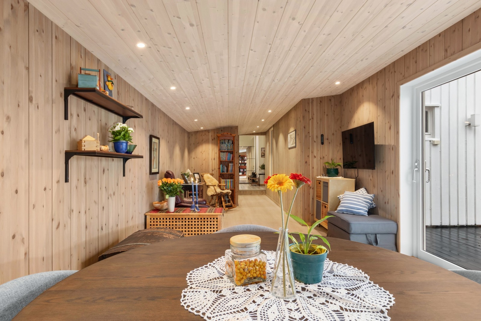 Boligen har blitt tilbygd og fremstår som flott og påkostet. Galleribilde