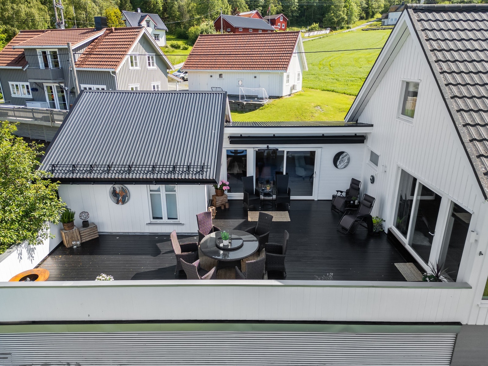 Stor opparbeidet terrasse. Galleribilde