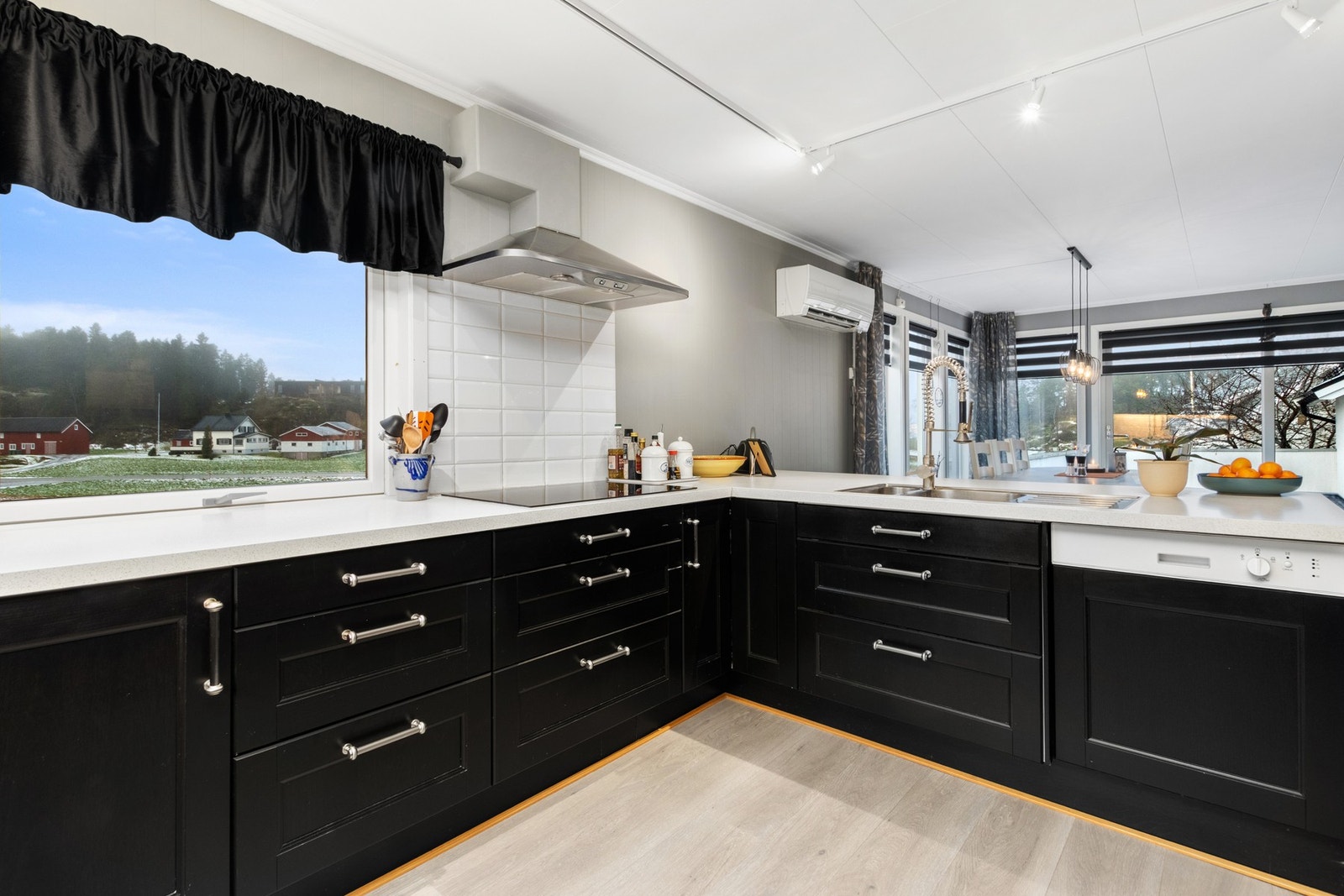 Godt med skap og benkeplass. Galleribilde