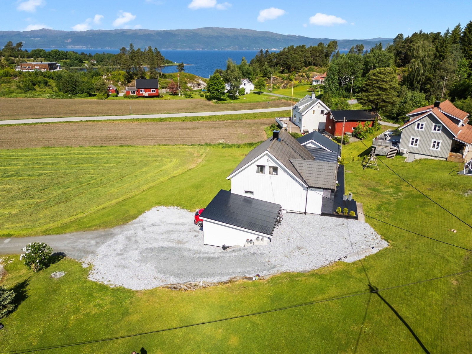 Godt med parkeringsplass rundt huset. Galleribilde