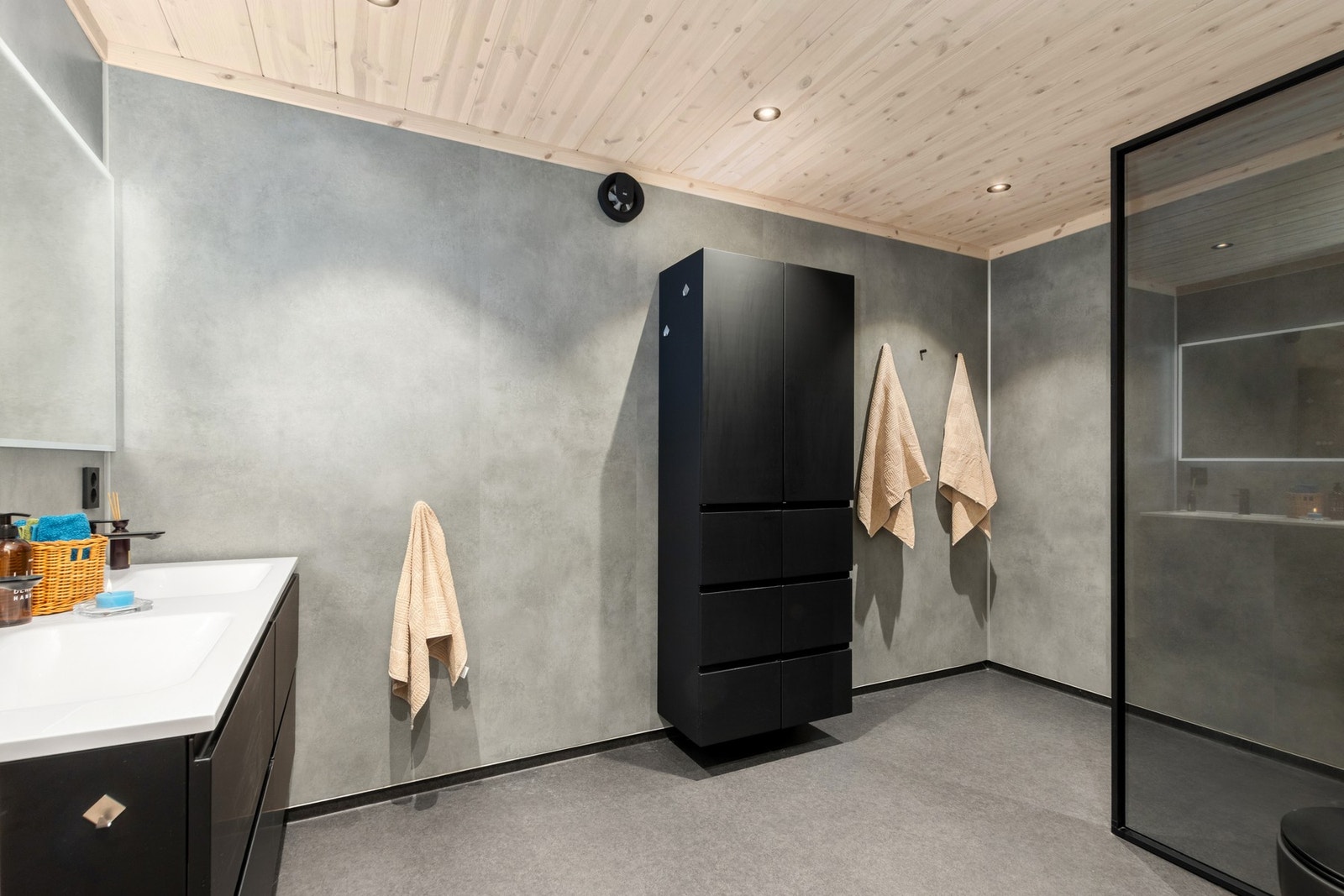 Badet er av god størrelse og holder en gjennomgående god standard. Galleribilde