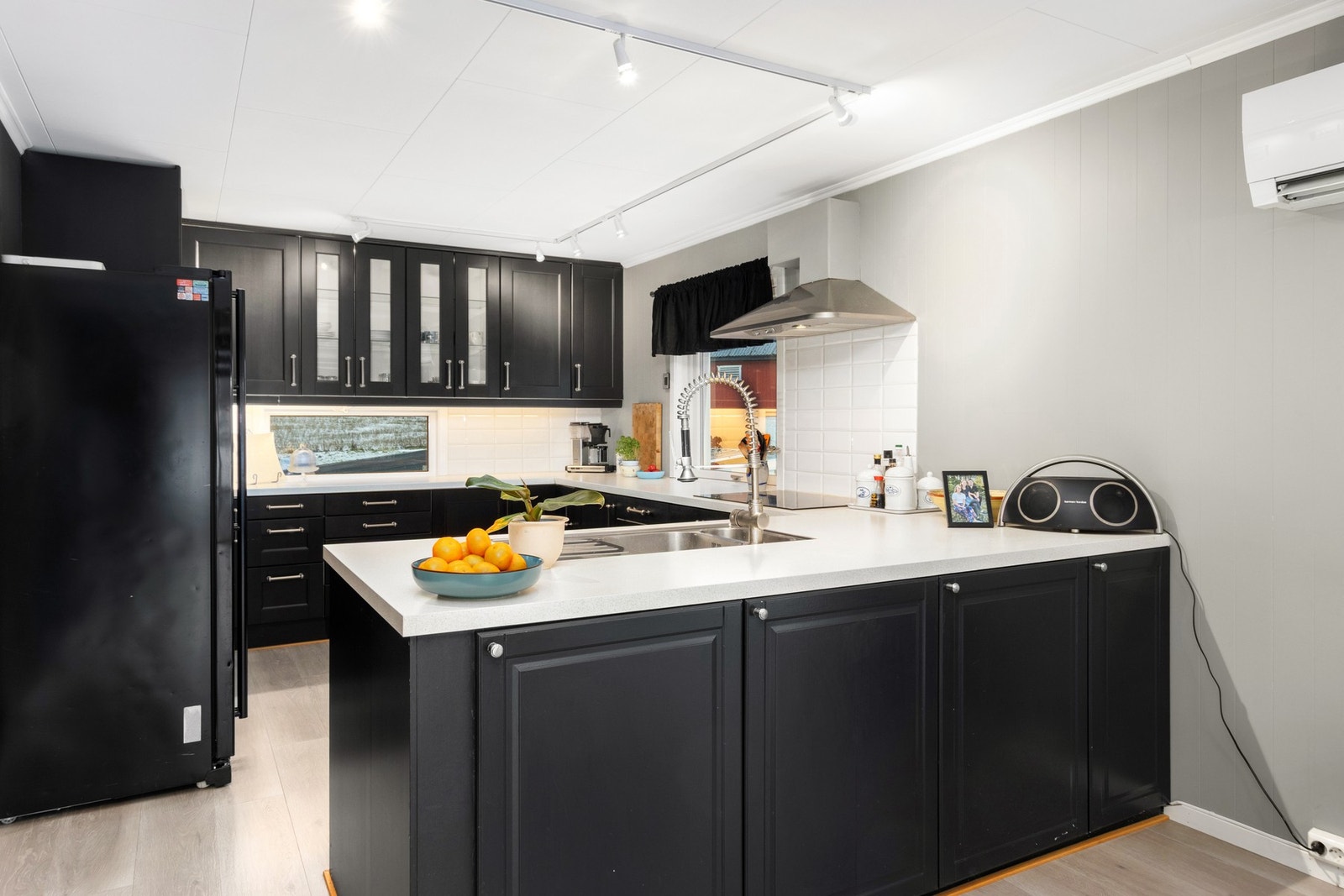 Innholdsrikt kjøkken med god plass til matlaging. Galleribilde