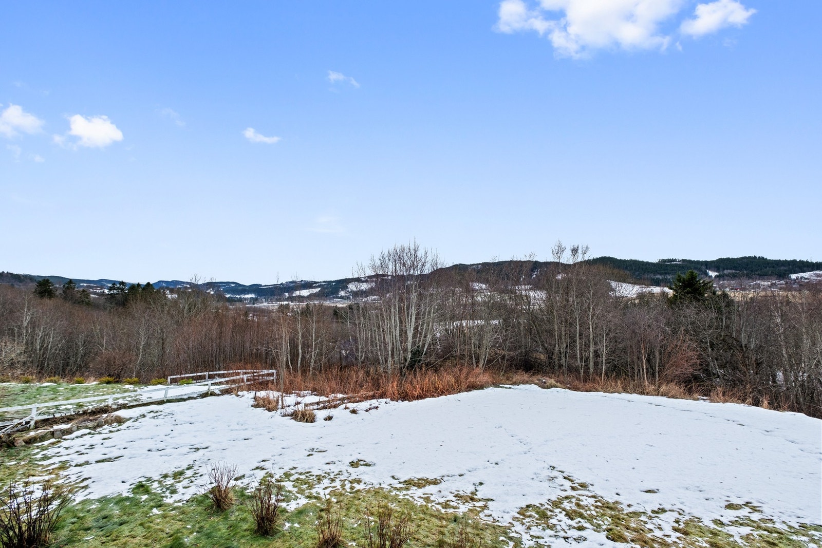 Nærheten til både marka og fjorden gir gode muligheter for friluftsliv året rundt, med populære turområder like utenfor døren. Galleribilde