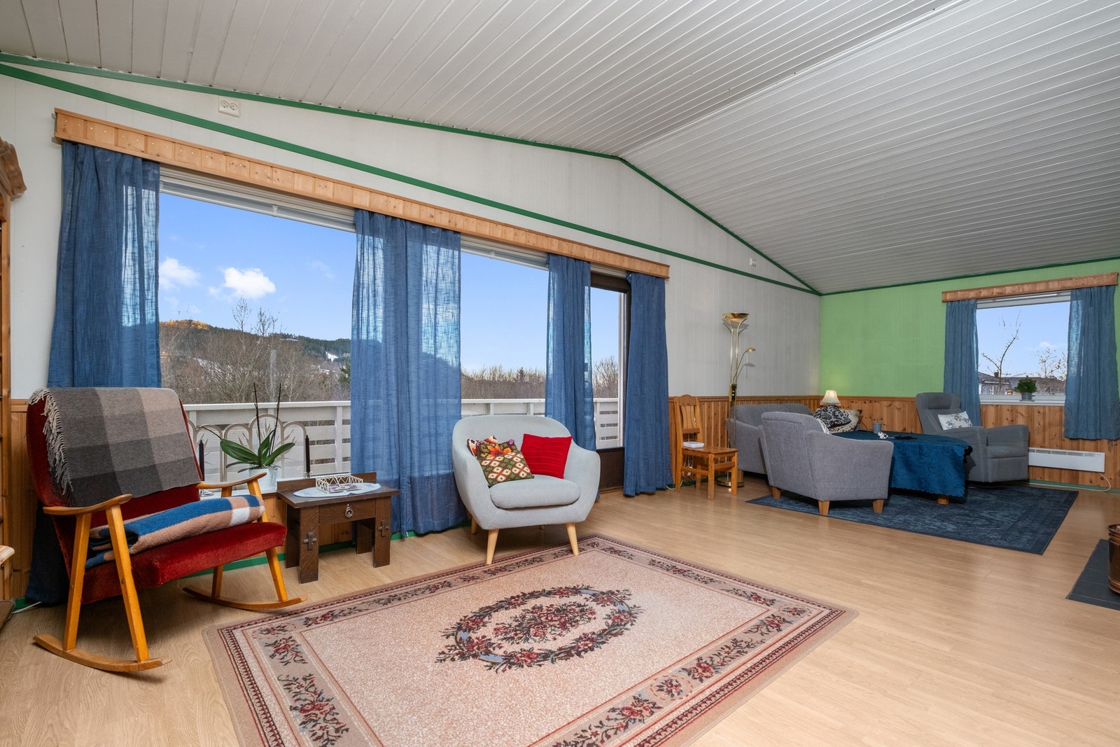 Romslig stue på 44,3 kvm med god takhøyde. Galleribilde