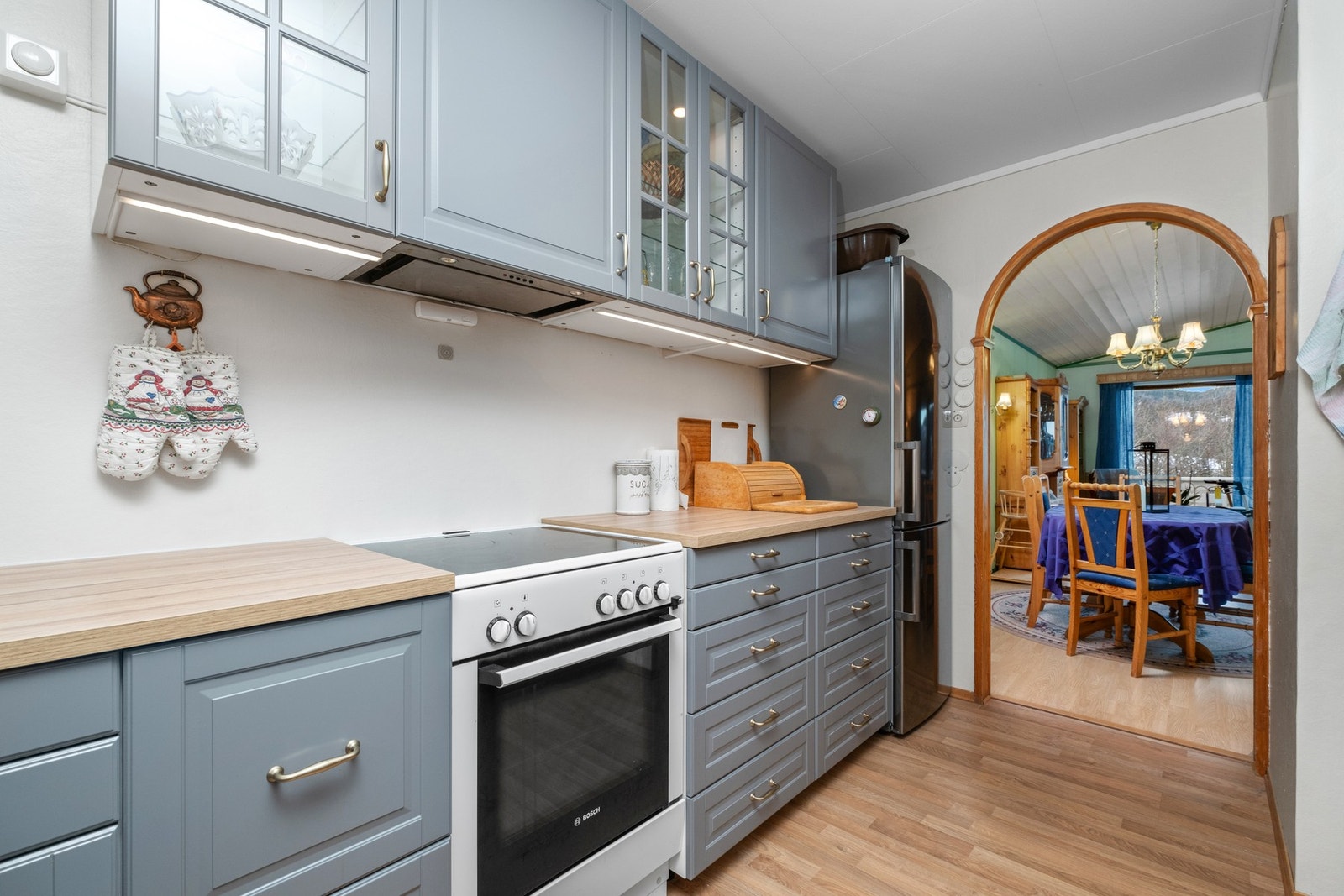 Innredning med mekanisk avtrekksvifte over stekesonen og komfyrvakt. Galleribilde