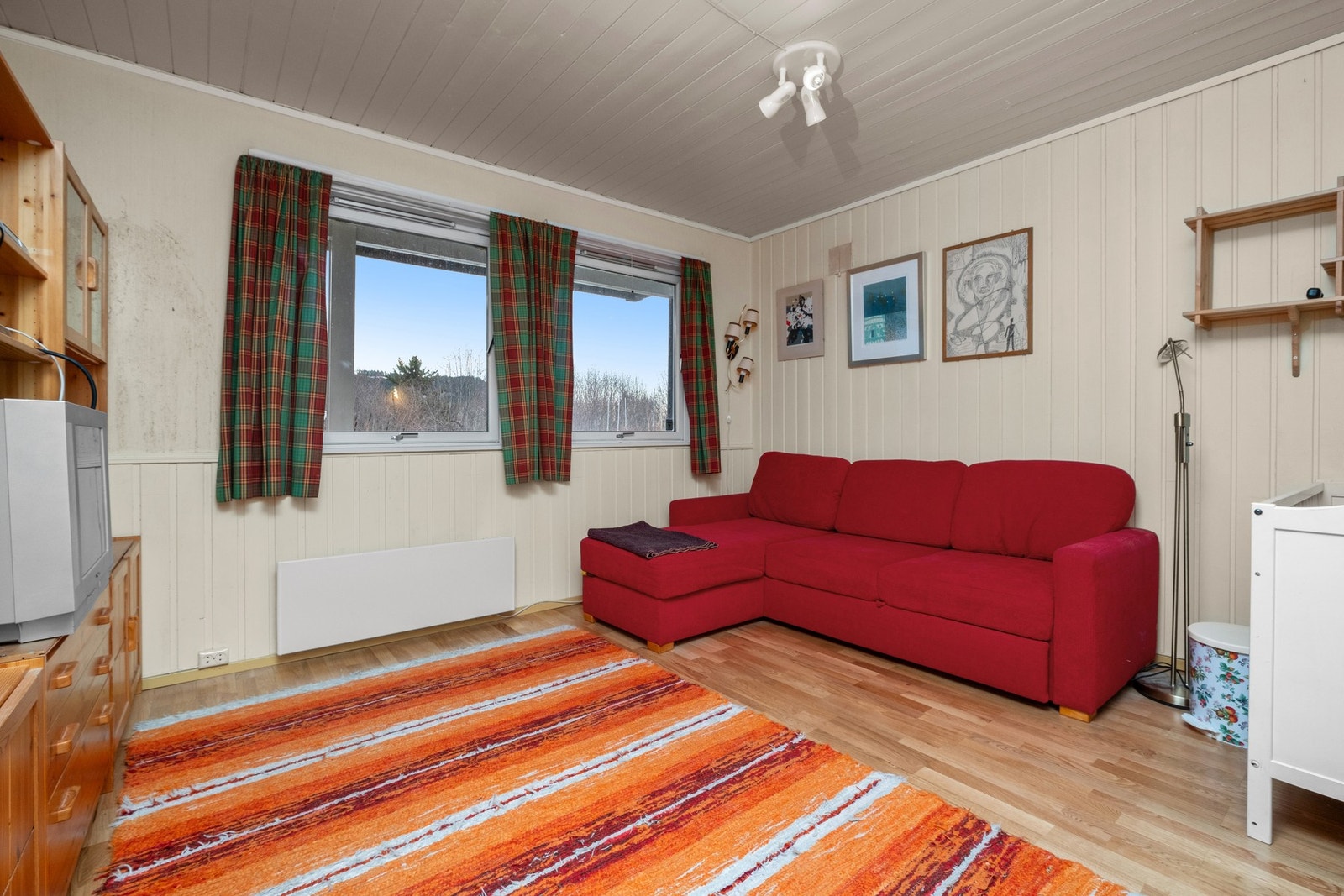 Varmekilde i rommet er vedovn og panelovn. Galleribilde