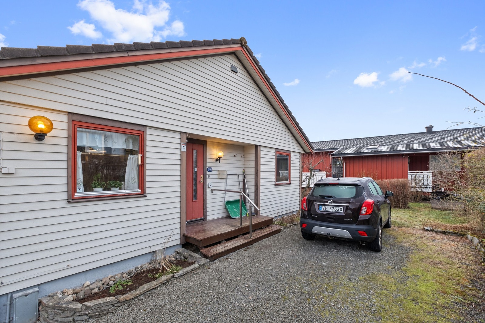 Inngangsparti og parkeringsplass på tomt. Galleribilde