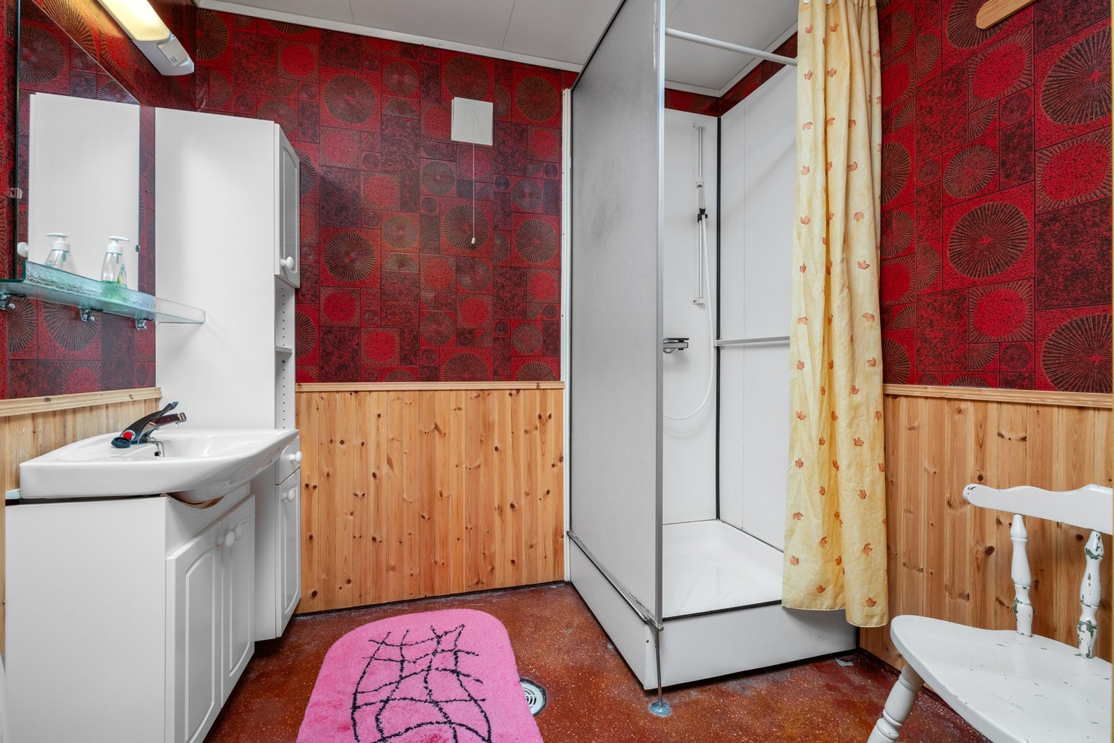 Bad i sokkel på 4,2, kvm, med gulvvarme. Galleribilde