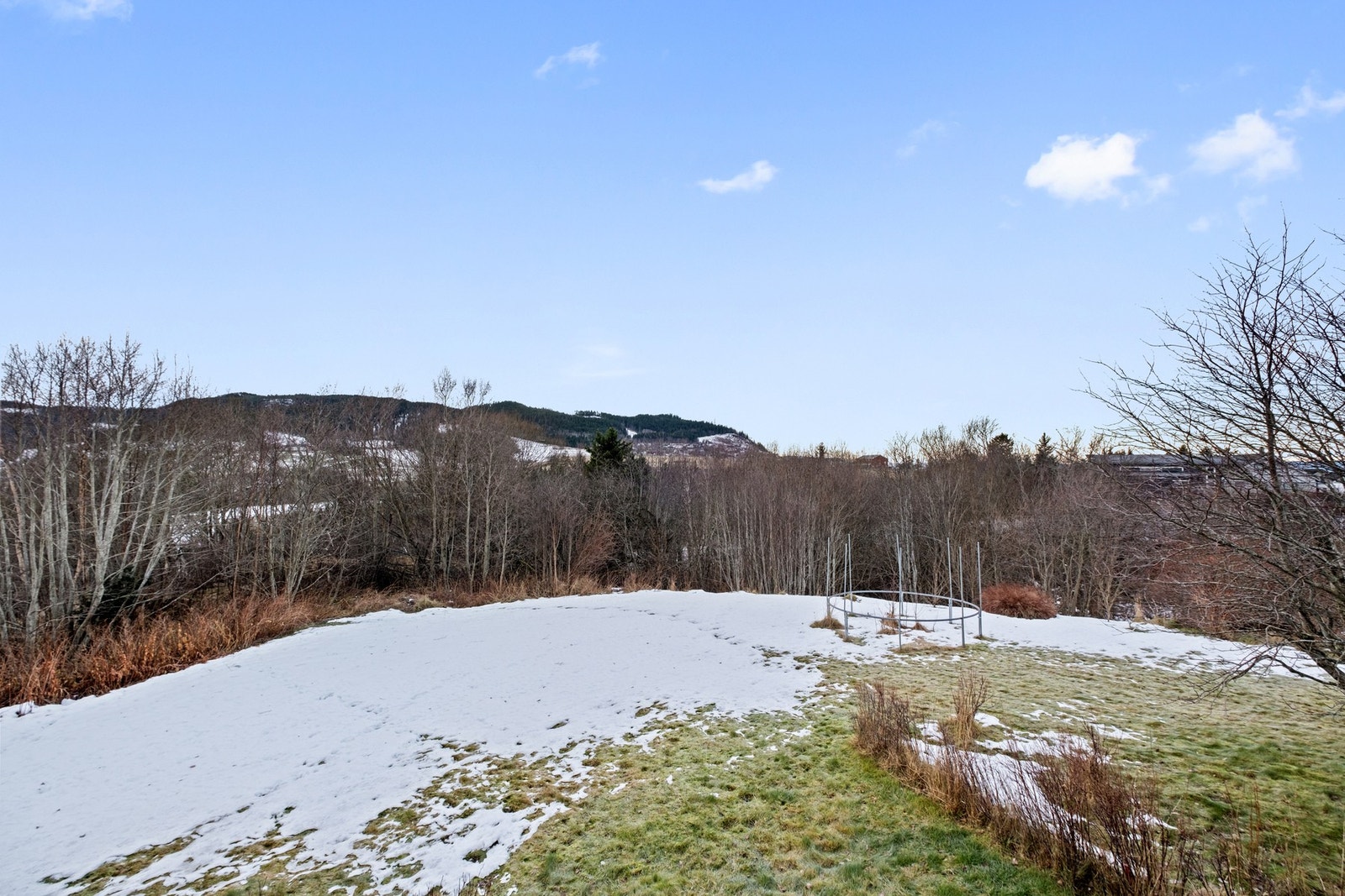Boligens beliggenhet består hovedsakelig av eneboliger og oppleves som rolig og svært godt tilrettelagt for familier. Galleribilde