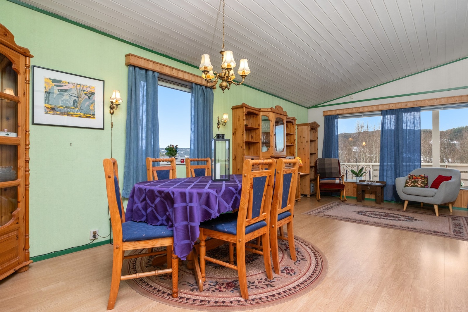 God plass for stort spisebord som et samlingspunkt i rommet. Galleribilde