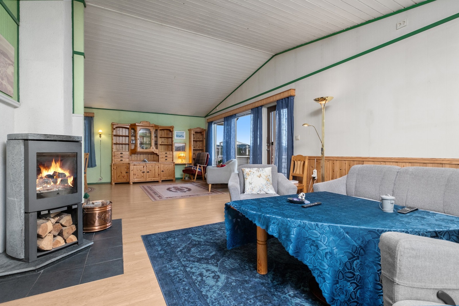 Som varmekilde har du vedfyring som gir en god atmosfære i rommet. Galleribilde