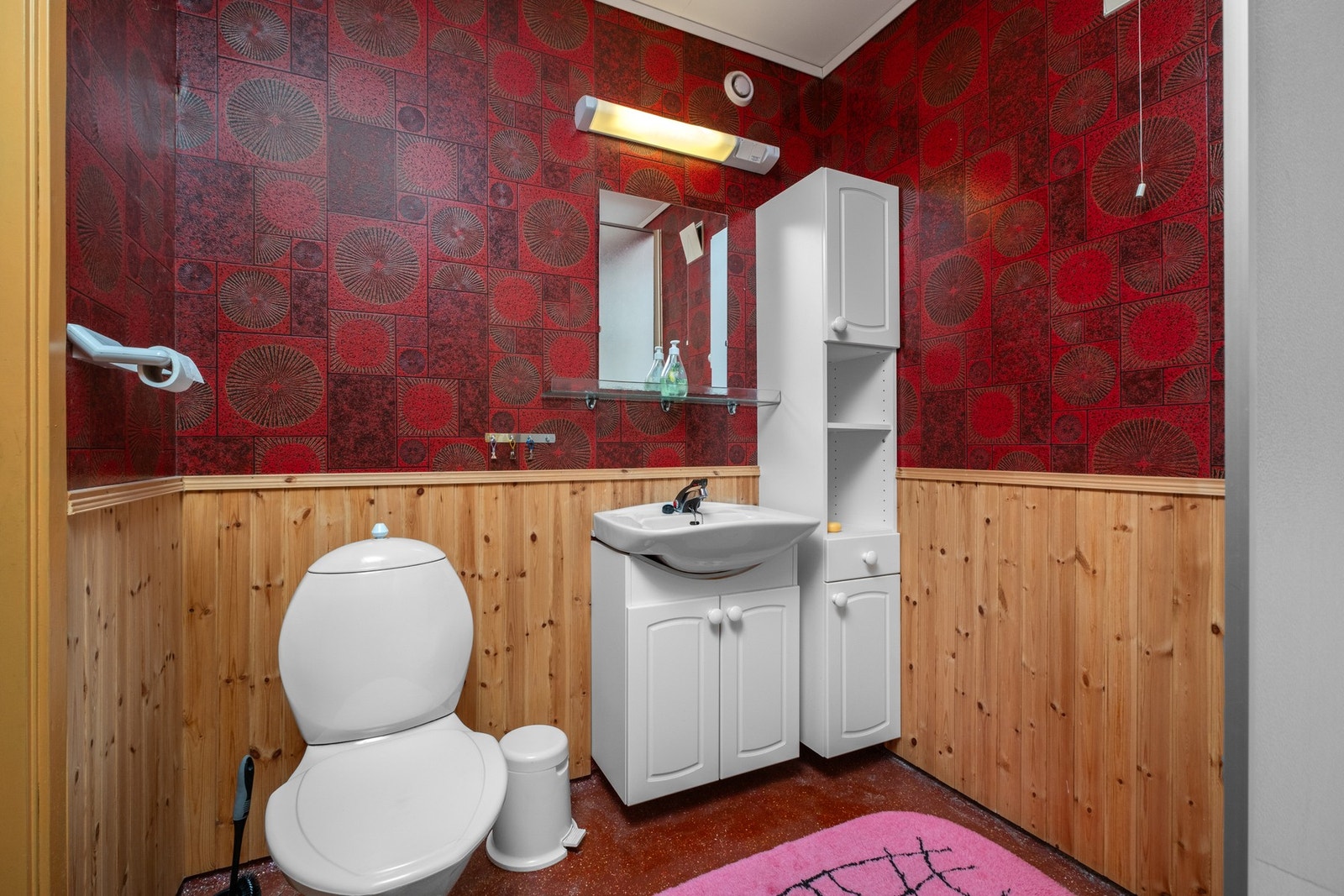 Utstyrt med dusjkabinett, servantskap, servant og gulvmontert toalett. Galleribilde