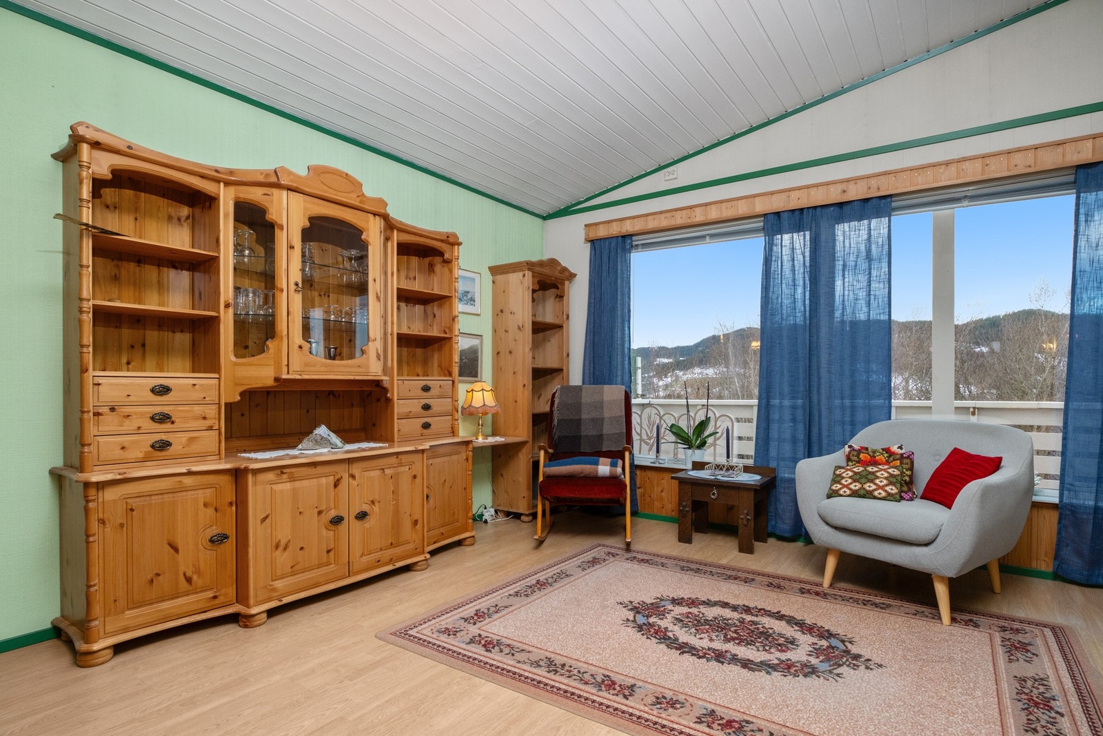 Store vindusoverflater som gir rikelige med naturlig lysinnslipp. Galleribilde