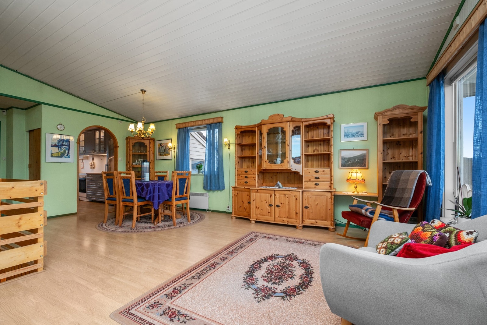 Fra stue har du god plass for å innrede med spisestuemøblement. Galleribilde