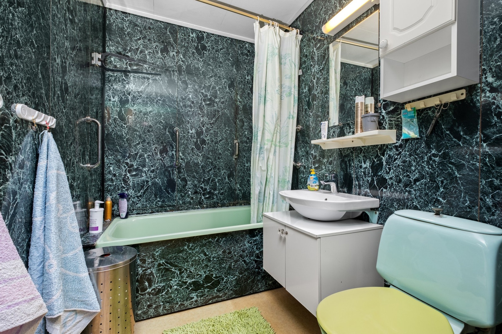 Bad i 1. Etasje på 3,5 kvm.Utstyrt med servantskap, servant, gulvmontert toalett og badekar med dusjgarnityr. Konvektorovn på vegg. Galleribilde