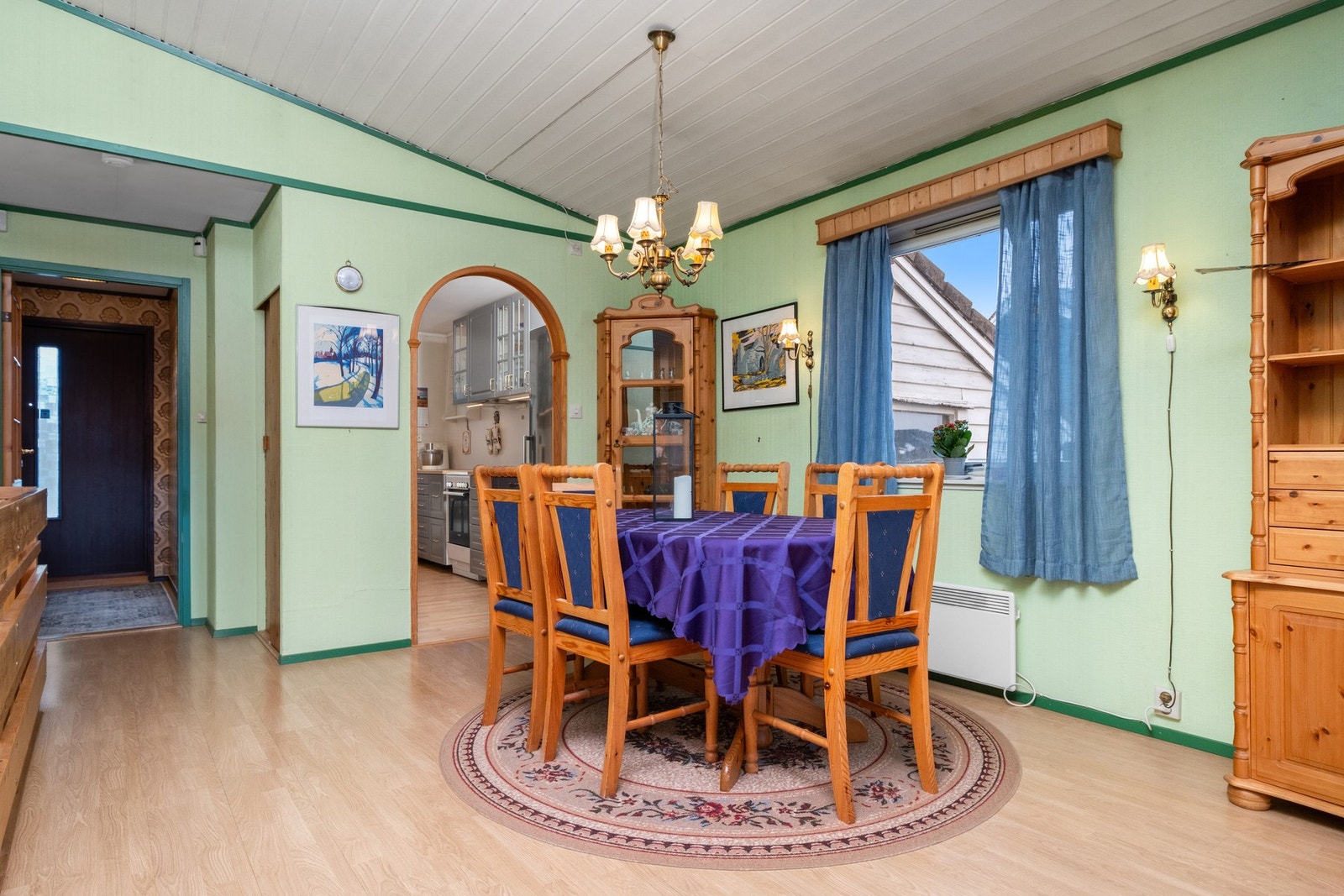 Videre har du åpen løsning inn til kjøkken. Galleribilde