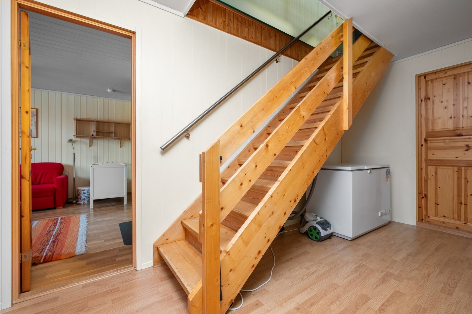 Gang i sokkel på 8,3 kvm med trappeoppgang til hovedetasje. Galleribilde